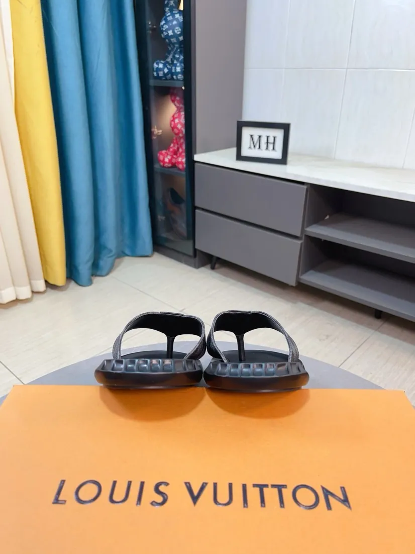 Men's shoes 💰260🌹🌹 (lv-Louis Vuitton) new men's sandals, high-end boutique, exquisite embossed logo decoration on the upper, fine workmanship, super soft soles, casual, loose and comfortable, a must-have in summer! \nsize：38-44